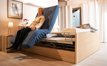 Ein Bett mit automatisch steuerbarer Aufstehhilfe ermöglicht das Drehen und Aufrichten aus der Liege- über die Sitzposition bis fast in die Stehposition. 